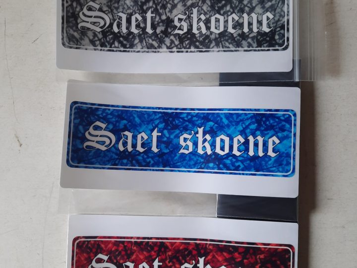 Saet skoene sticker